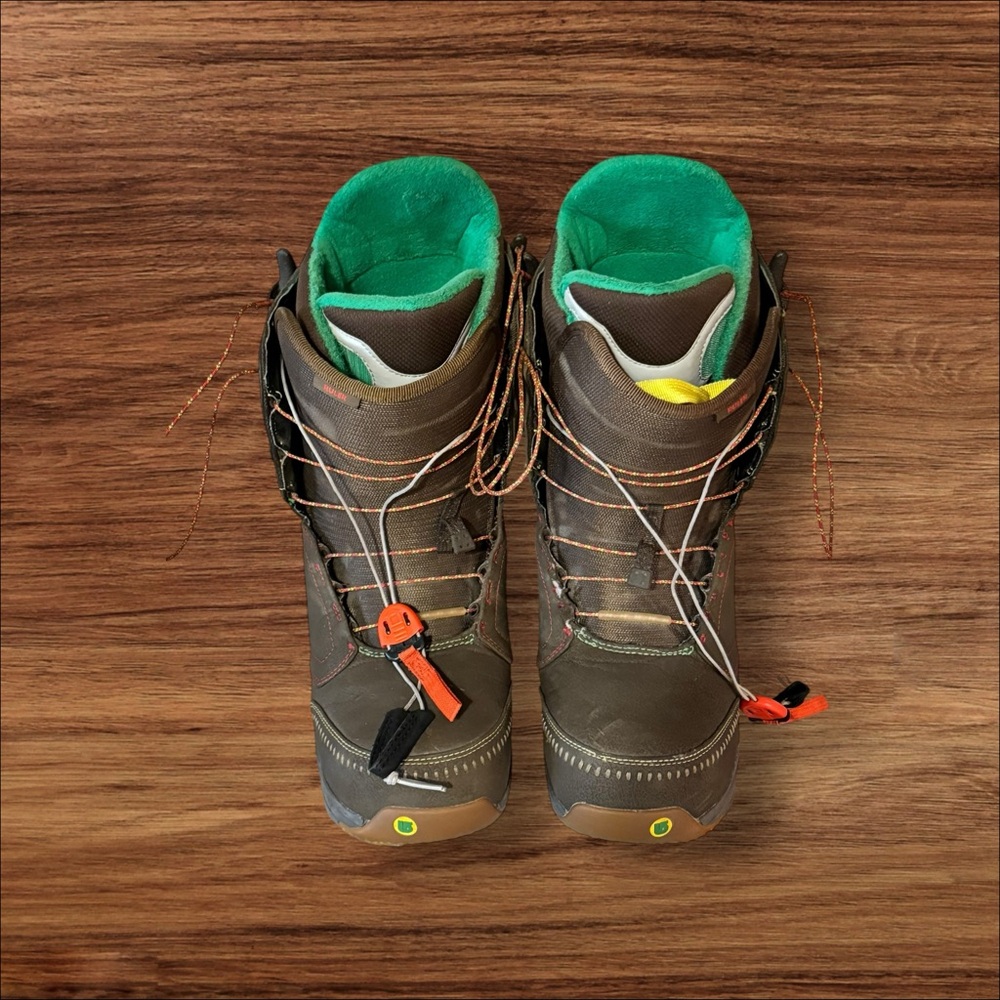 Very nice pair of Burton Men Ruler Snow Board Boots with Green Interior size 11